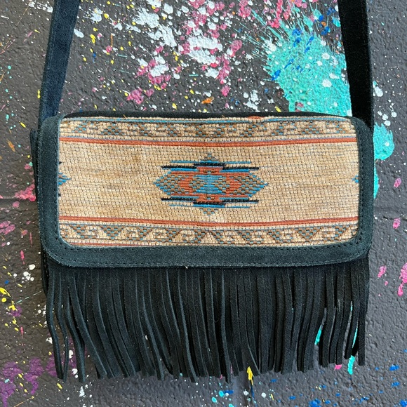 MINNETONKA BLACK LEATHER CROSSBODY - Picture 3 of 8